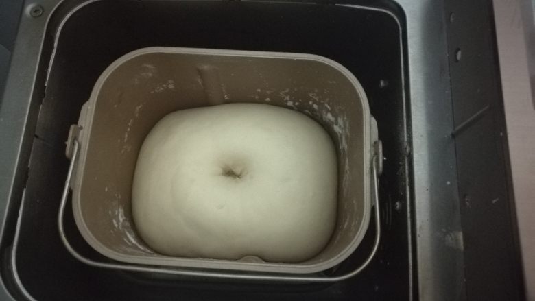 时蔬披萨,面团发酵到1倍大,用手指沾干面粉戳个洞不回缩不塌陷发酵完成。