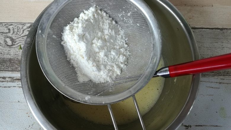 fluff棉花糖之夹心小蛋糕,筛入低筋粉,不规则混合均匀