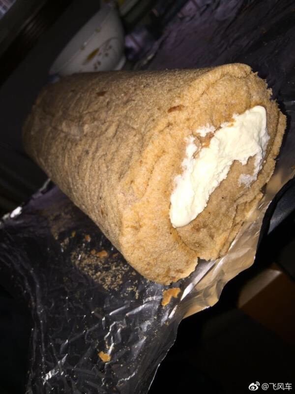 可可蛋糕卷,出炉后把奶油抹上卷起,我这里做的太厚了,卷的时候不太好卷,建议三个蛋就好