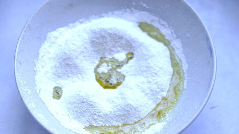 日式棉花蛋糕,油里筛入筋面粉拌匀。