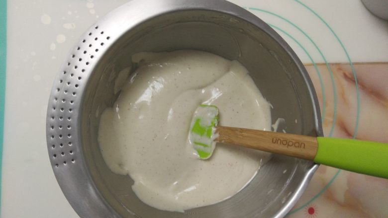 草莓戚风蛋糕,切拌均匀,成光滑细腻的面糊。