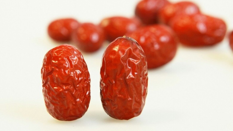 豆浆排骨汤,再将戳过的排骨放入沸水中，放入姜片<a style='color:red;display:inline-block;' href='/shicai/ 2470'>红枣</a>。