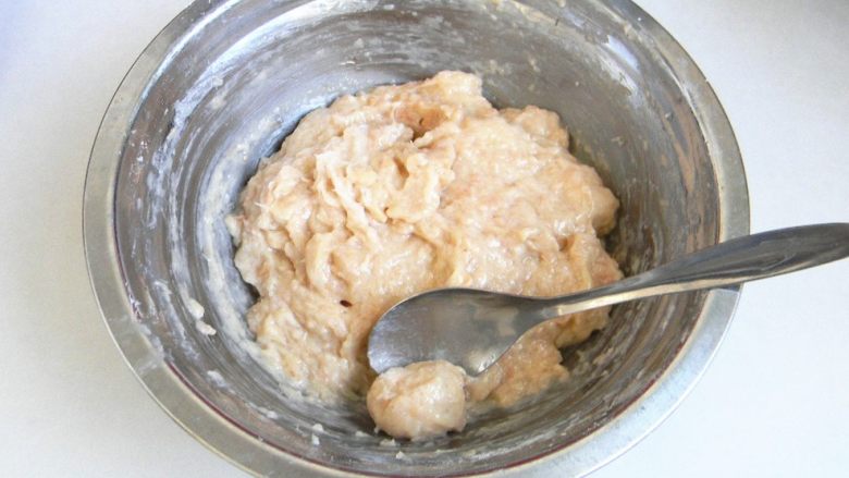清水虾丸,用一个小勺,蘸水,舀一块虾泥,在盆边滑动几次就会把虾泥滚成一个小圆球状,要是用手挤会更圆哦,随便吧,只是记得不要太大,虾丸受热熟后会膨胀哦