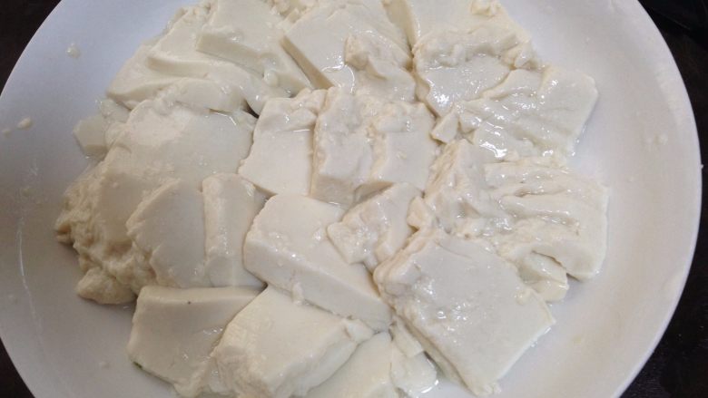 豆腐鸡蛋蒸肉末,倒入盘中,把蛋液均匀倒入
