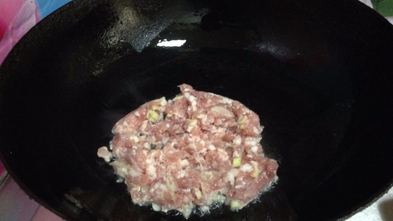 豆腐鸡蛋蒸肉末,热锅凉油烧至3成热,下入肉馅