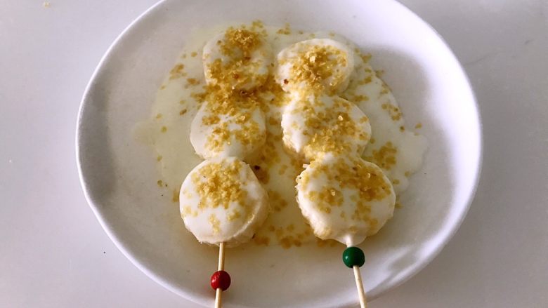 香蕉酸奶雪糕(简单又美味),淋酸奶,洒麦胚。