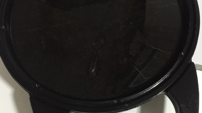 椒盐葱油饼,电饼铛预热后，倒少许油。