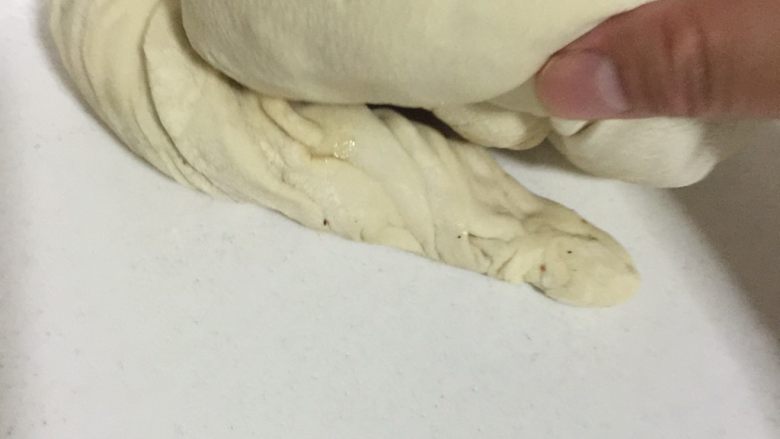 椒盐葱油饼,卷到尾部的时候留一点压倒面饼下面！