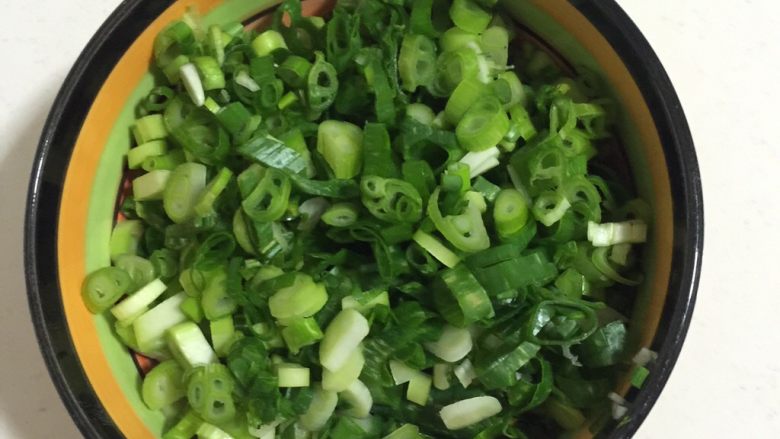 椒盐葱油饼,<a style='color:red;display:inline-block;' href='/shicai/ 3250'>葱</a>洗净切成<a style='color:red;display:inline-block;' href='/shicai/ 3250'>葱</a>花备用。