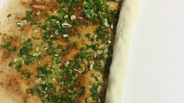 椒盐葱油饼,从一头慢慢的卷起来！