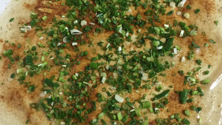 椒盐葱油饼,最后把切好的葱花均匀的撒在面片上。