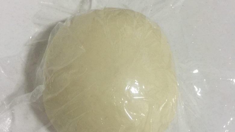 椒盐葱油饼,盖上保鲜膜醒面15分钟！
