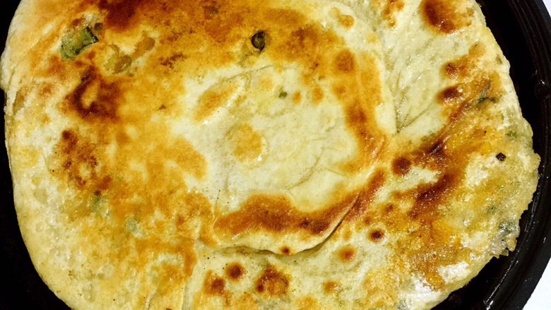 椒盐葱油饼,煎至两面金黄色即可！（中途记得翻面哦！）

