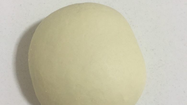 椒盐葱油饼,<a style='color:red;display:inline-block;' href='/shicai/ 519'>面粉</a>加适量的<a style='color:red;display:inline-block;' href='/shicai/ 156925'>水</a>揉成光滑的面团。











