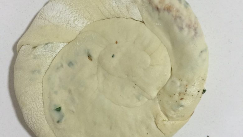 椒盐葱油饼,再用擀仗擀成薄饼状！