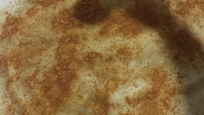 椒盐葱油饼,把<a style='color:red;display:inline-block;' href='/shicai/ 146542'>孜然粉</a>装进料盒里，均匀地撒在上面！（这个料盒是我自己把装钙片的瓶子的瓶盖钻了几个孔做的，很好用。）