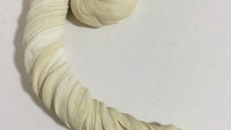 椒盐葱油饼,从面团的一头慢慢的像蜗牛一样卷起来！