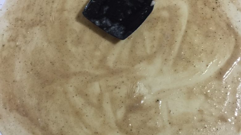 椒盐葱油饼,用铲子把<a style='color:red;display:inline-block;' href='/shicai/ 406'>猪油</a>均匀的涂抹在面片上。