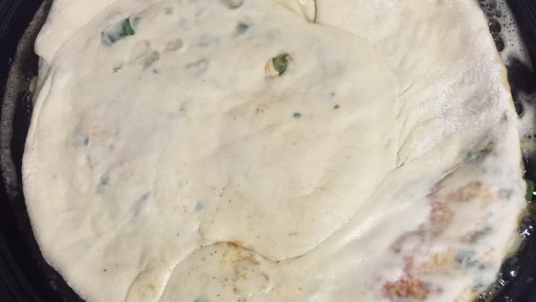 椒盐葱油饼,把擀好的饼放进去！