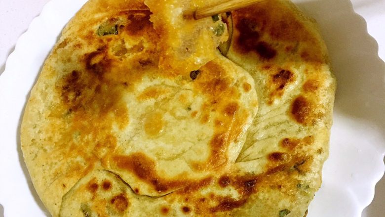 椒盐葱油饼,用筷子轻轻一挑，看每一层都薄薄的很好吃噢，真的是薄如蝉翼！