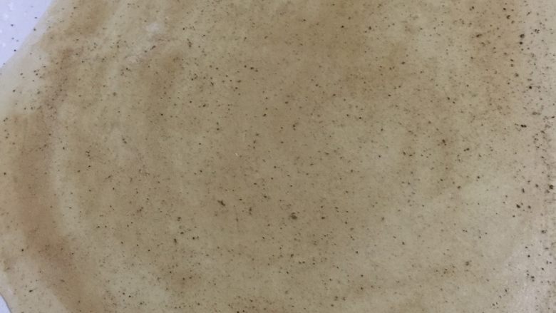 椒盐葱油饼,用手均匀地涂抹一层自制<a style='color:red;display:inline-block;' href='/shicai/ 704'>椒盐</a>。