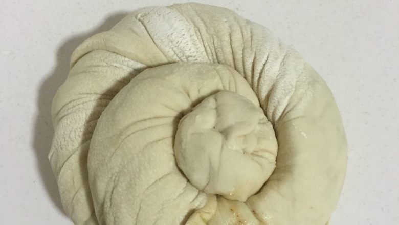 椒盐葱油饼,用手掌轻轻按压一下！