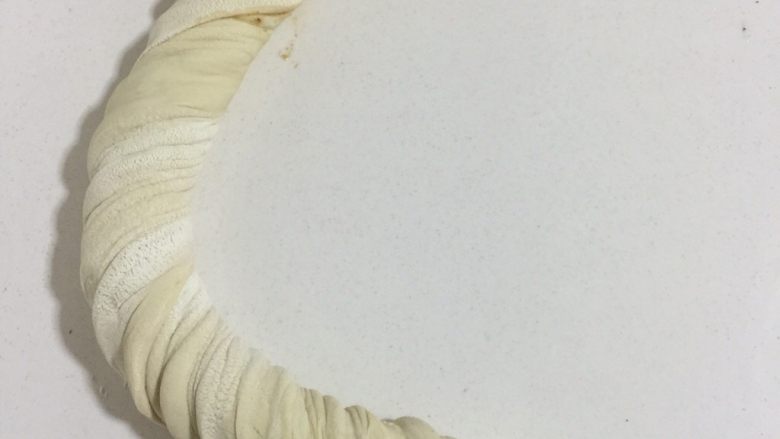 椒盐葱油饼,把卷好的面团两边捏紧，把面团旋转拧成麻花一样！