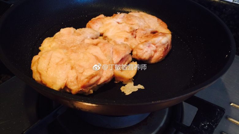 日式照烧鸡,两面都定型了,主要以皮面为主,小火煎出油,这样的皮脂肪含量就会少很多