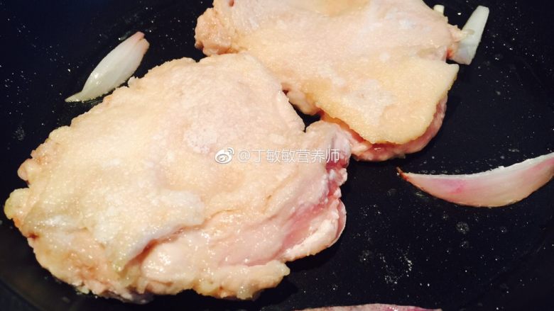 日式照烧鸡,等到皮面定型,一定要小火,最小火,不好肌肉收缩型不好看,也容易糊