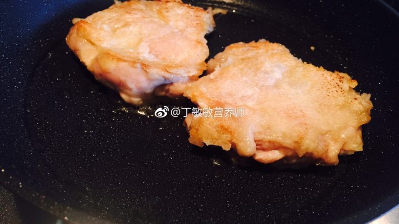 日式照烧鸡,芦笋出锅摆盘,此时鸡肉中水分也都出来了,用筷子戳一下,很容易戳进去就说明熟了