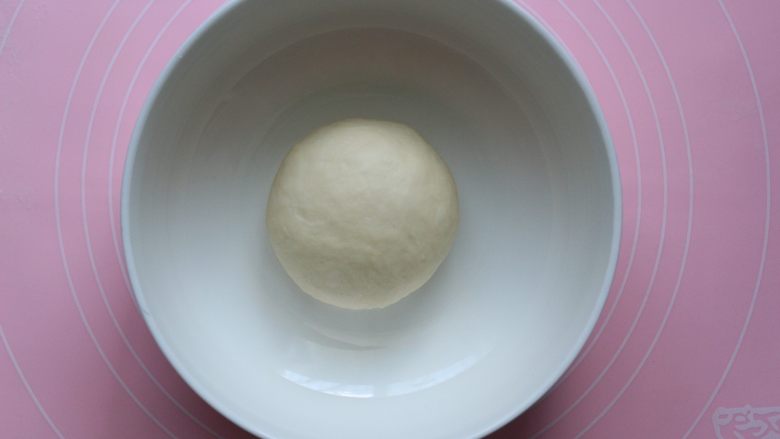 鸡肉蔬菜披萨,面包机开启和面程序,用Imix功能键一个程序20分钟就好,和好面团拿出来放在一个大碗里,盖上保鲜膜,进行基础发酵