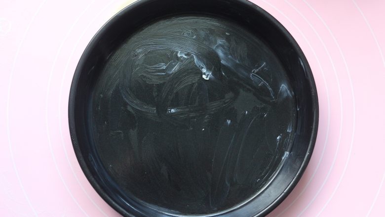 鸡肉蔬菜披萨,烤盘提前先用黄油涂摸全盘,因为烤盘不是防粘的,所以要涂油防止披萨沾盘