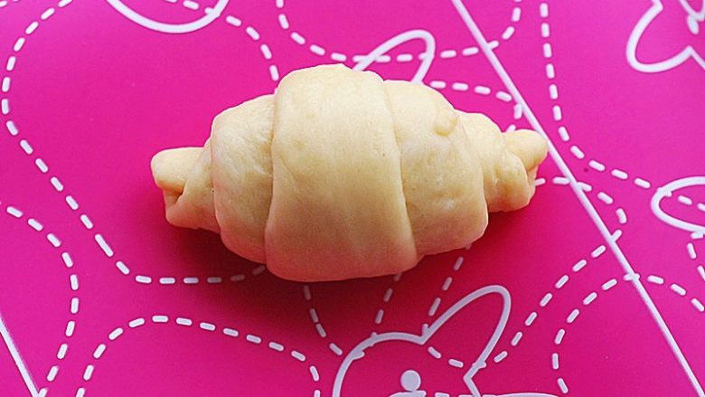 蜂蜜糯米小餐包,顺势由下往上卷起,尾部封牢,收口朝下