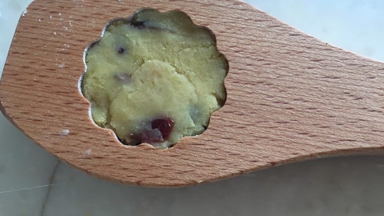 冰爽绿豆糕,压平,轻轻一叩一只绿豆糕就做好了。