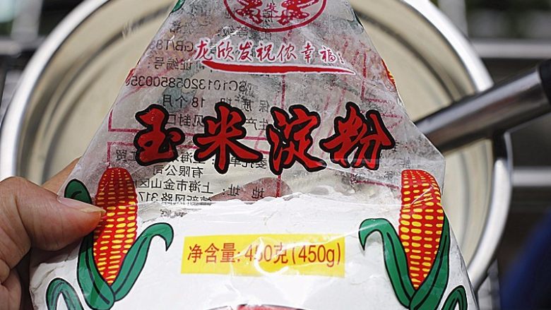 特浓牛奶雪糕,加入<a style='color:red;display:inline-block;' href='/shicai/ 512'>玉米淀粉</a>,拌匀