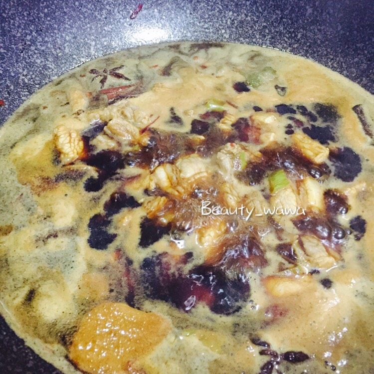 下饭首选—私家秘制红烧肉,转大火烧开,煮至沸腾,2分钟左右。