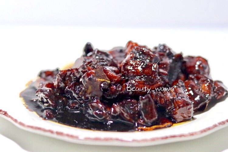 下饭首选—私家秘制红烧肉,装盘开吃。不需要任何雕琢,味道已经是致命诱惑!