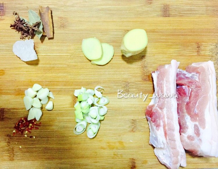 下饭首选—私家秘制红烧肉,准备好所需材料:葱切段、蒜切碎、姜切片、<a style='color:red;display:inline-block;' href='/shicai/ 86474'>干辣椒</a>切碎
