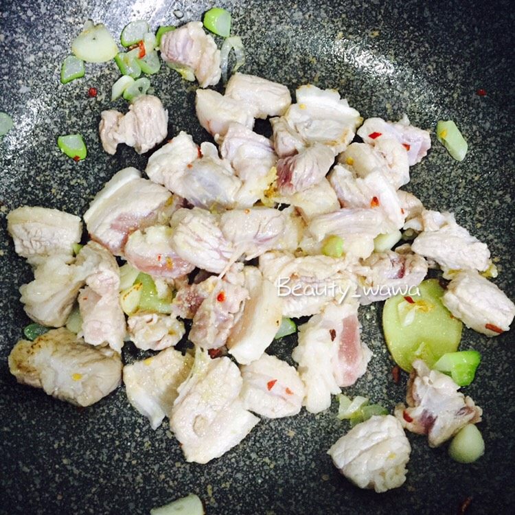 下饭首选—私家秘制红烧肉,小火翻炒至猪肉变熟颜色变浅,肥油陆续逼出。