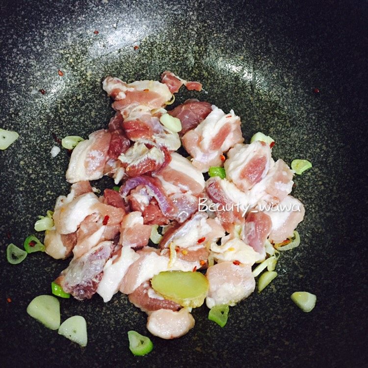下饭首选—私家秘制红烧肉,炒出香味后倒入切好的猪肉,加<a style='color:red;display:inline-block;' href='/shicai/ 718'>料酒</a>、盐继续翻炒。