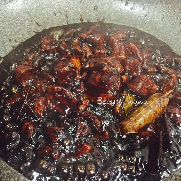 下饭首选—私家秘制红烧肉,炖至汤汁浓稠,转大火开盖继续咕嘟(保持沸腾的意思)