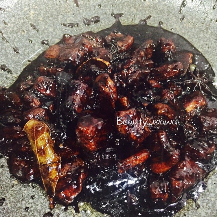 下饭首选—私家秘制红烧肉,咕嘟至汤汁减少,如图所示,改用勺子翻炒,收汁。