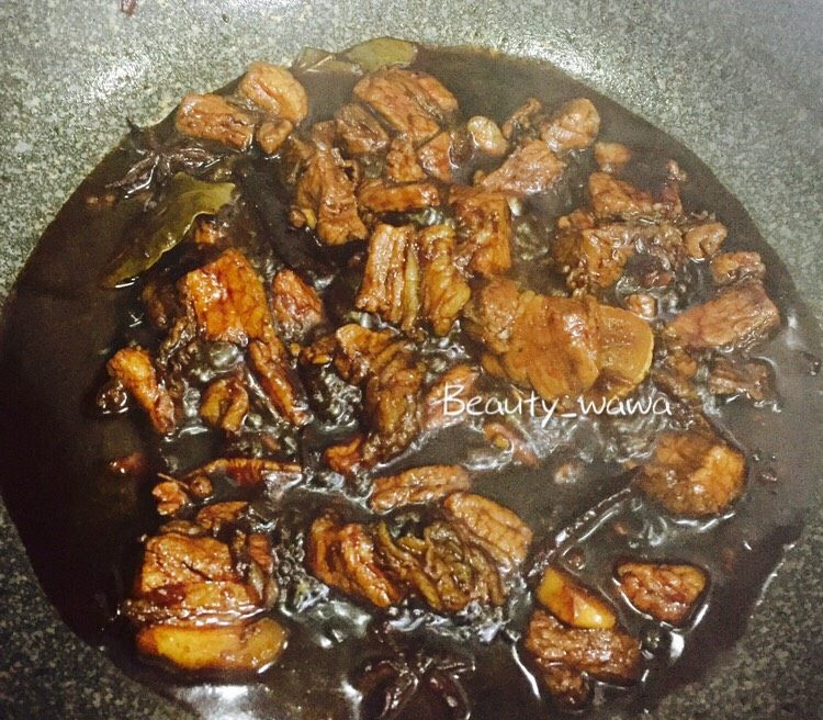 下饭首选—私家秘制红烧肉,期间记得不时开盖翻炒两下,以免糊锅。