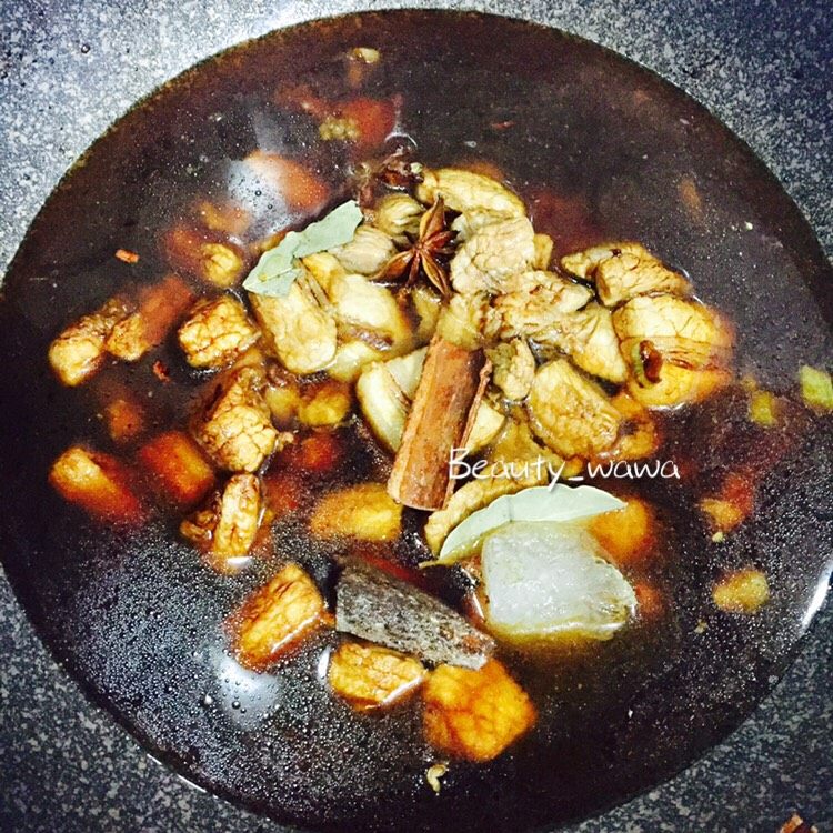 下饭首选—私家秘制红烧肉,往锅中加水至没过肉身(水不要太少,以防煮干,按图示分量即可)