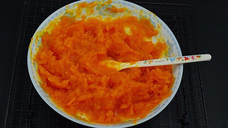 豆沙馅南瓜饼,南瓜放在蒸锅里隔水蒸熟,蒸好后,用勺子压成泥