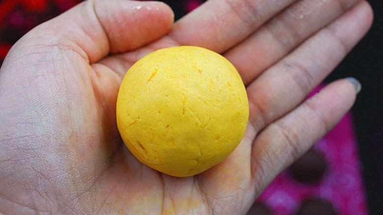 豆沙馅南瓜饼,揉成球包好,收口向下