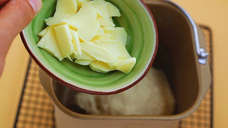 日式炼乳吐司,搅拌至有一定筋性后,加入主料中室温软化黄油