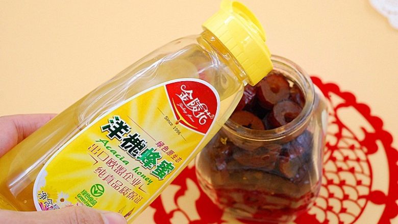 蜂蜜红枣蜜-美容养颜圣品,倒入适量<a style='color:red;display:inline-block;' href='/shicai/ 865'>蜂蜜</a>,与红枣面齐平即可