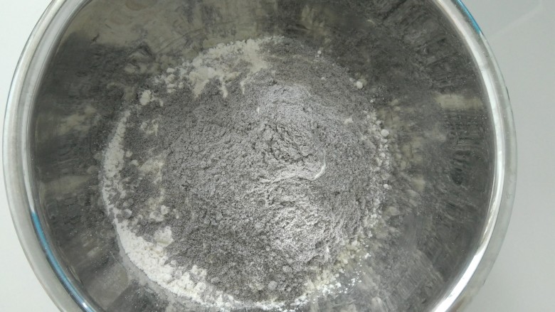 趣味馒头,黑面团,小麦粉和黑米面,搅拌均匀。