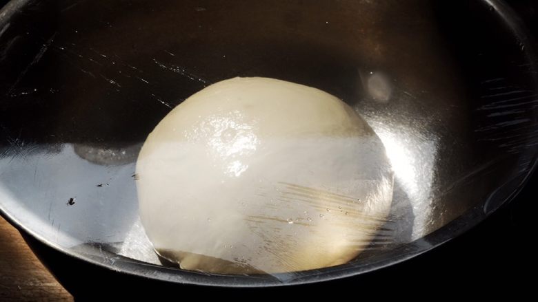 特殊却好吃的 老式面包,将揉好的面团放在盆中,盖上一层保鲜膜 发酵至两倍大
(发酵快慢和温度有关 天热时发酵快 天冷发酵慢)